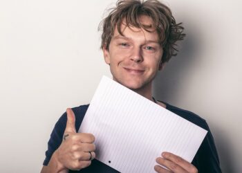 Rising Strong: Inspirational Quotes on Overcoming Adversity and Building Resilience